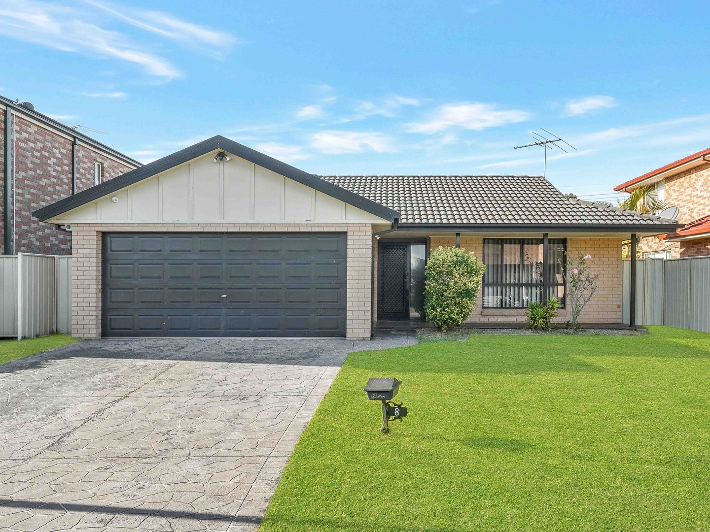 4 bedrooms House in 8 Sawtell Close HOXTON PARK NSW, 2171
