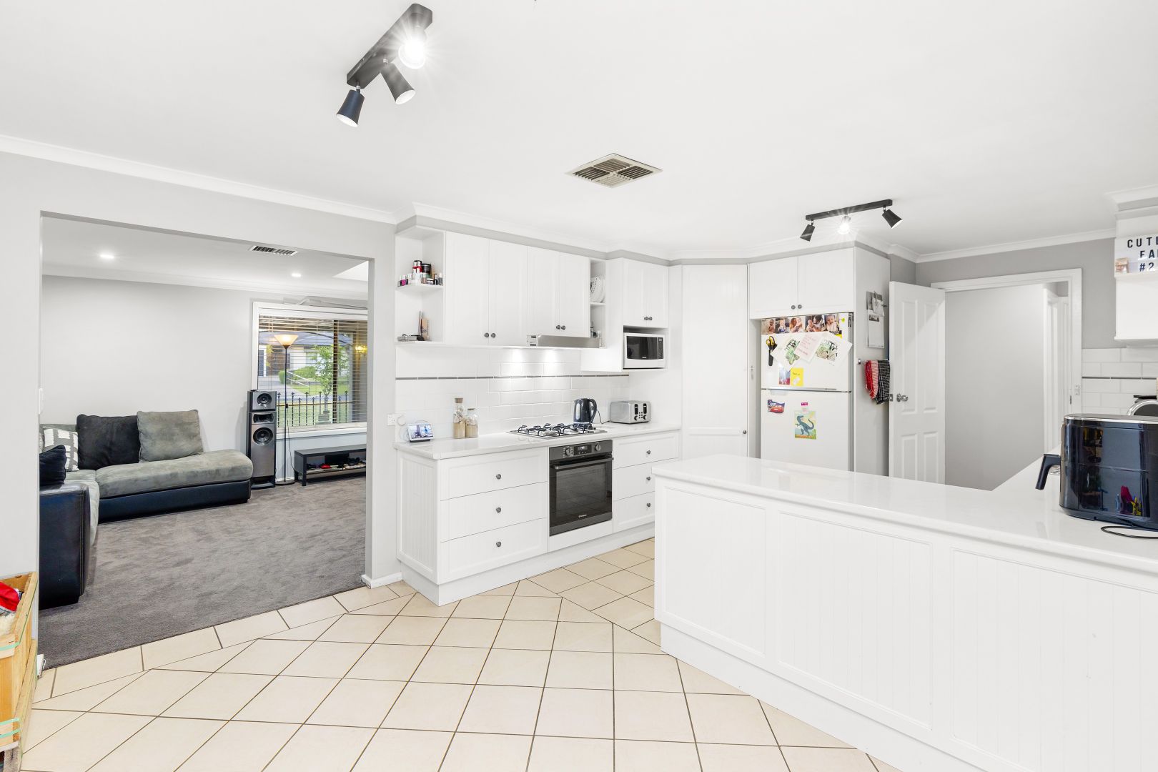 9 Undurra Drive, Glenfield Park NSW 2650, Image 2