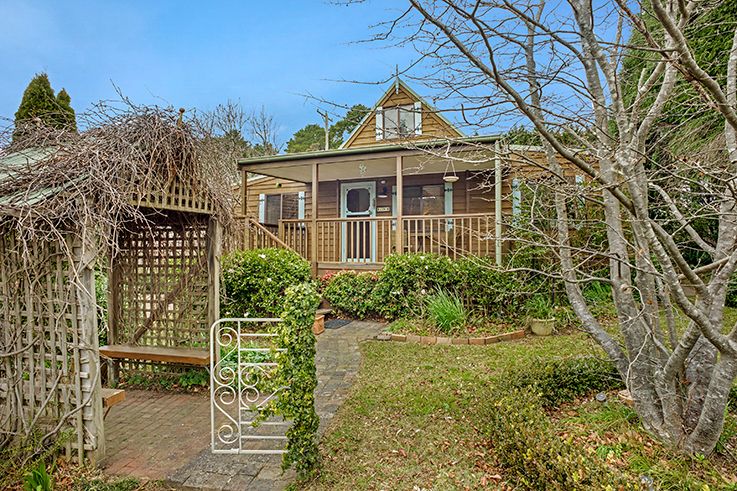 2 bedrooms House in 38 Sinclair Crescent WENTWORTH FALLS NSW, 2782