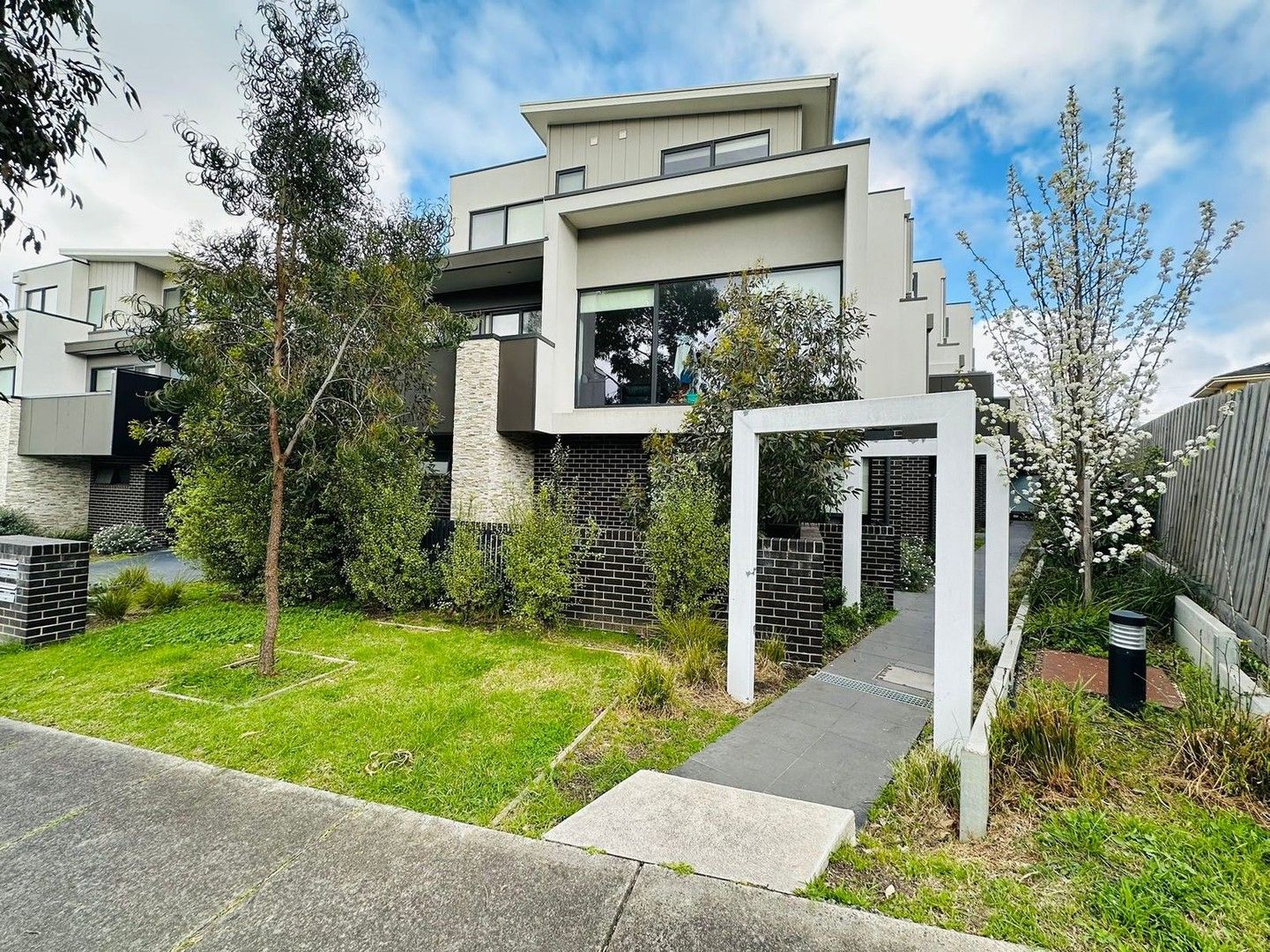3 bedrooms Townhouse in 8/2 Curlew Court DONCASTER VIC, 3108