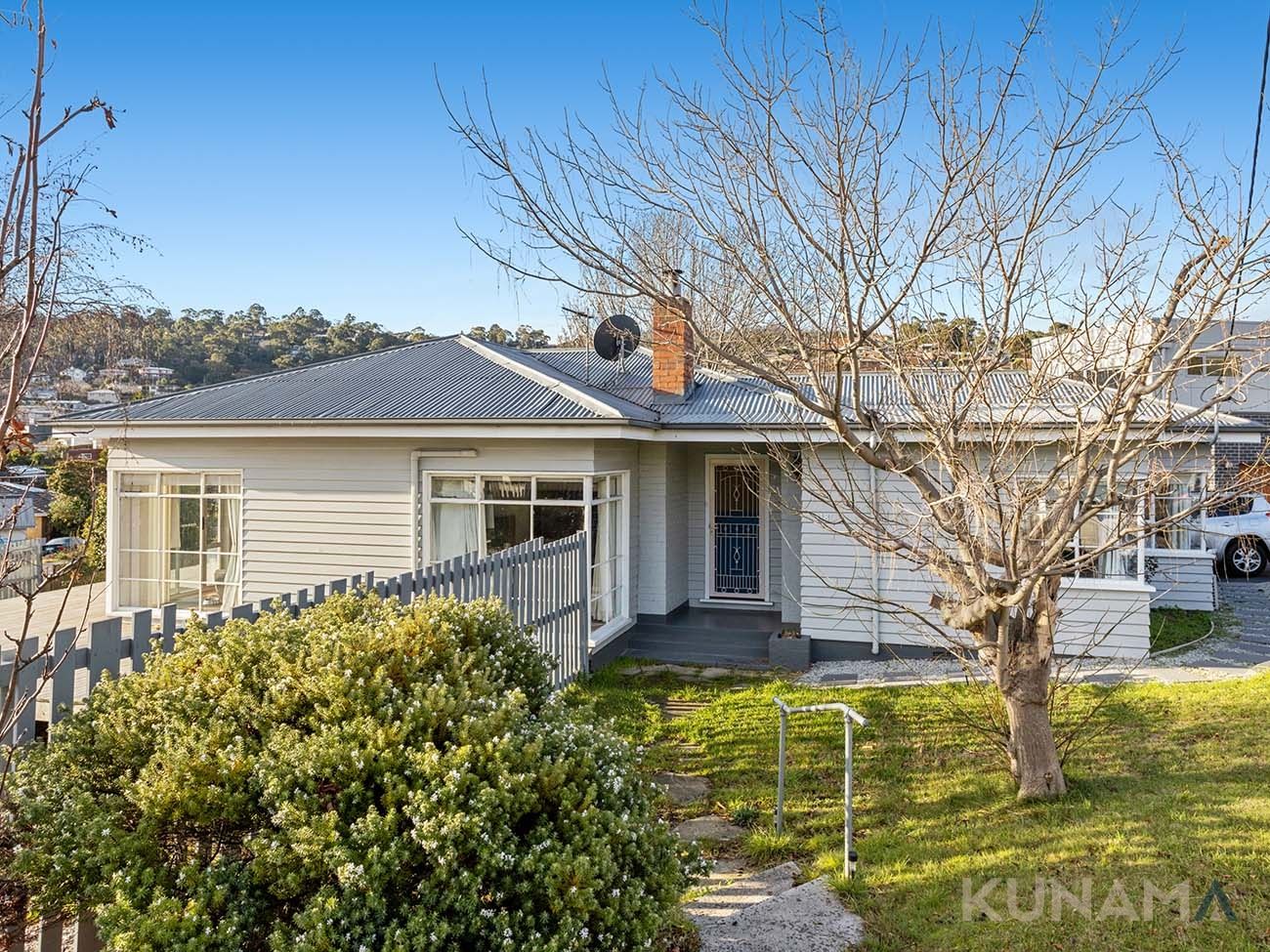 4 bedrooms House in 1/18 Ballawinnie Road LINDISFARNE TAS, 7015