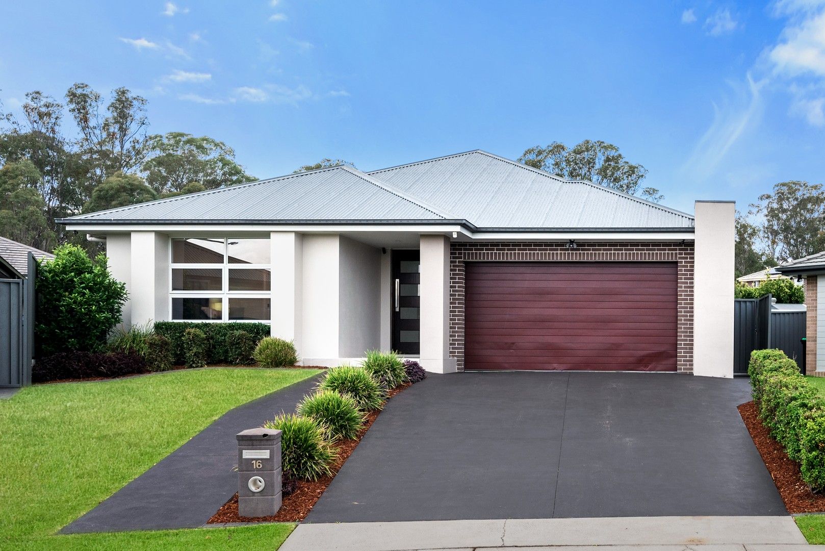 4 bedrooms House in 16 Wildflower Circle JORDAN SPRINGS NSW, 2747