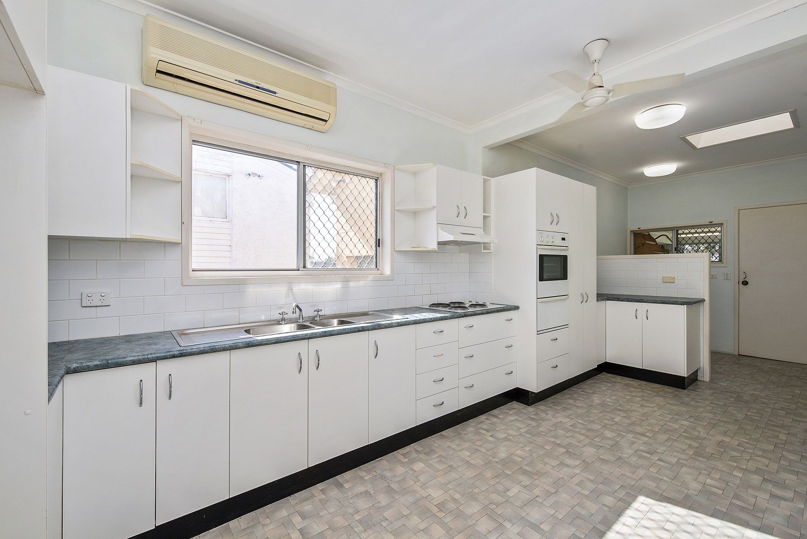 28 King Street, Woody Point QLD 4019, Image 2