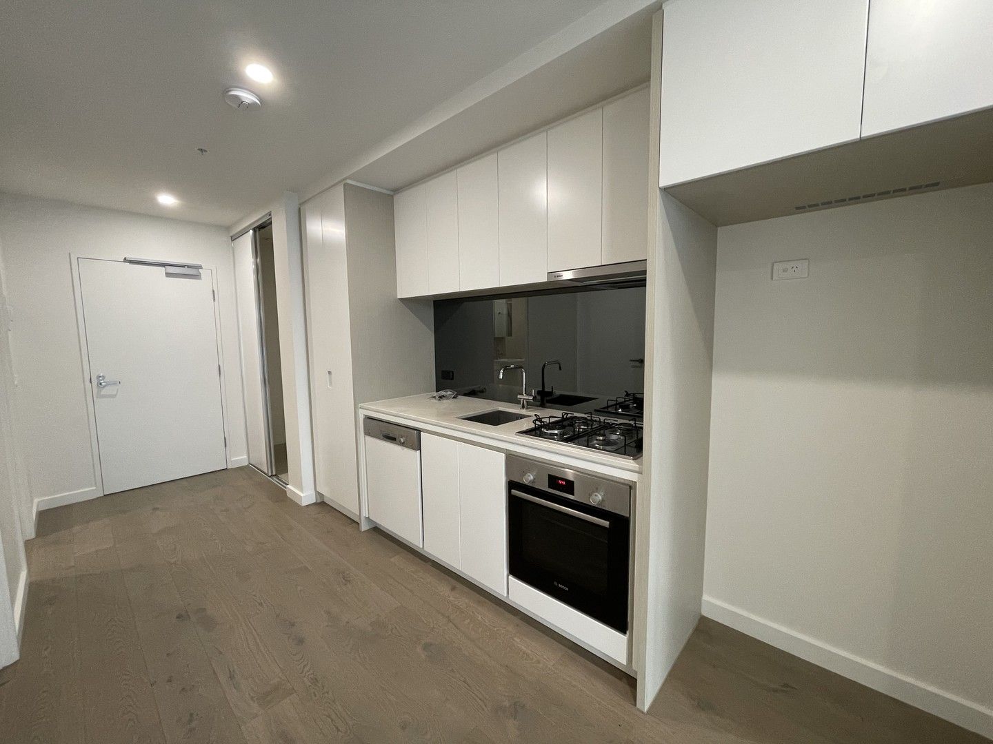 1 bedrooms Apartment / Unit / Flat in 806/600 Doncaster Road DONCASTER VIC, 3108