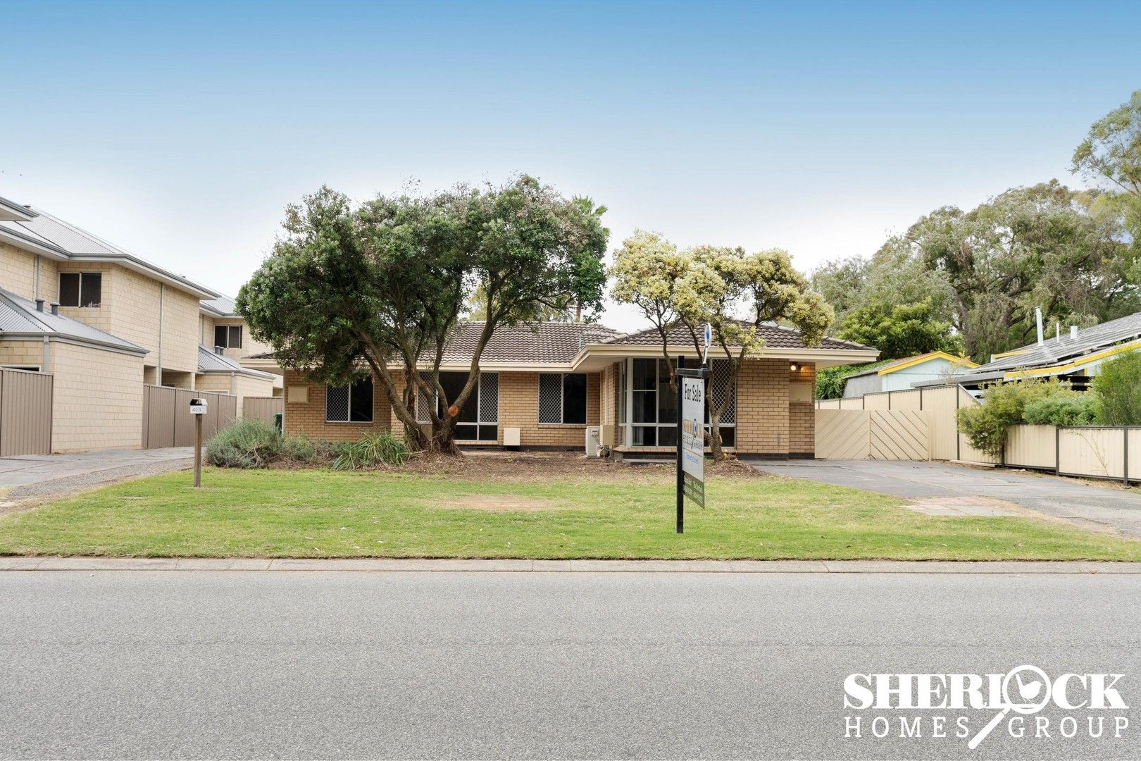 5 bedrooms House in 40 Lake Street ROCKINGHAM WA, 6168