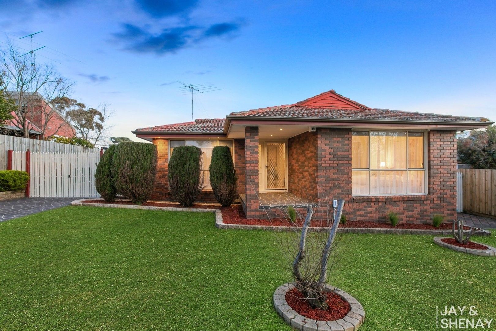 4 bedrooms House in 12 Satterley Close ENDEAVOUR HILLS VIC, 3802