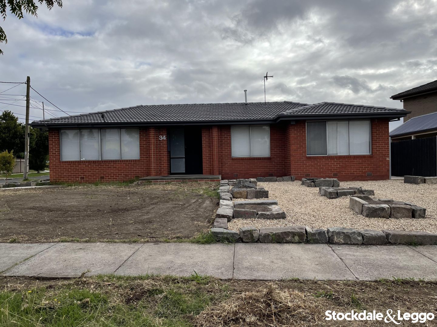 34 Woodstock Drive, Gladstone Park Property History & Address