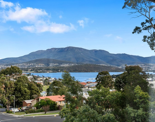 1/20 Excalibur Place, Lindisfarne TAS 7015