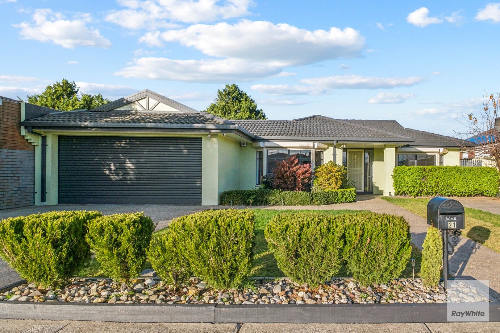 5 bedrooms House in 21 Antionetta Way HILLSIDE VIC, 3037