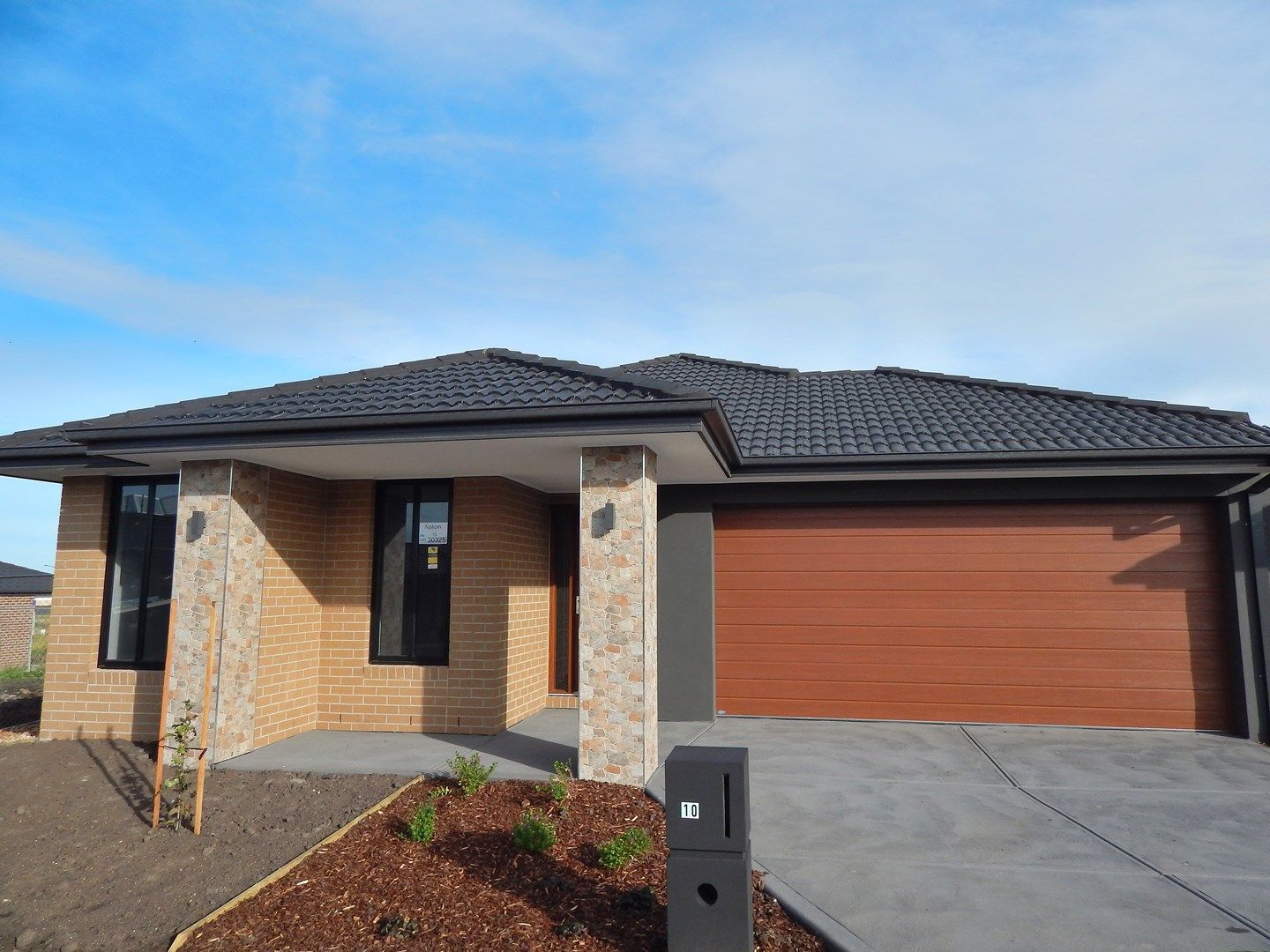 4 bedrooms House in 10 Gundagai Circuit KALKALLO VIC, 3064