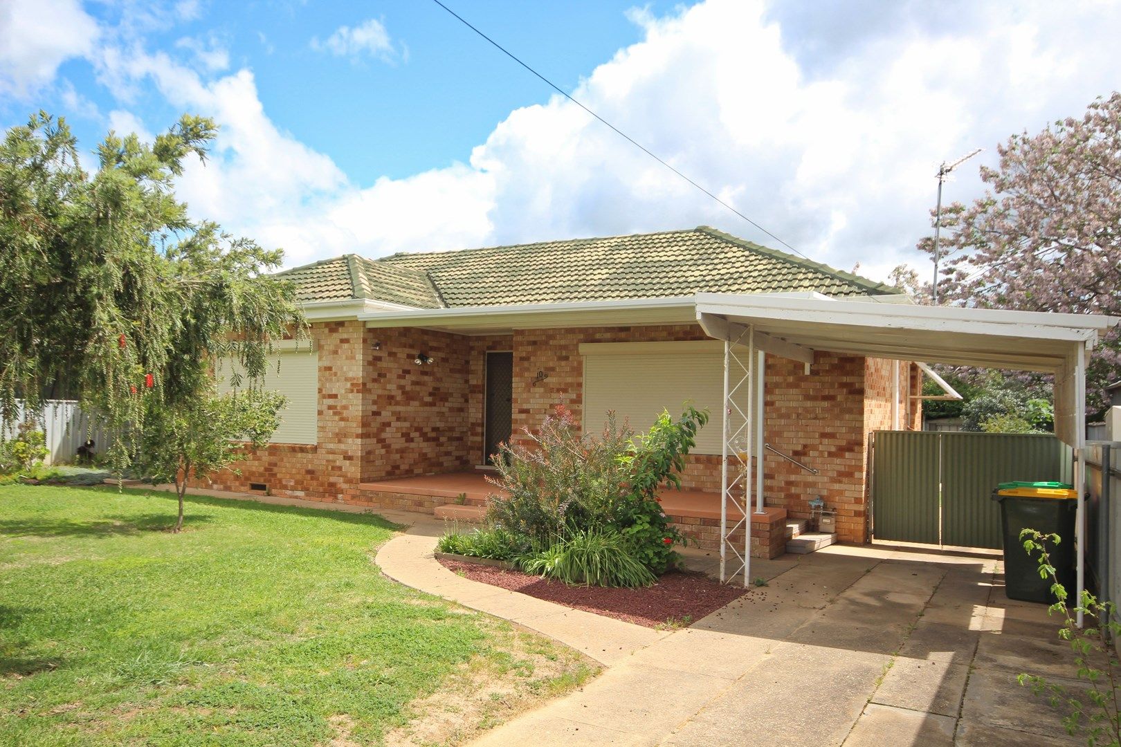 3 bedrooms House in 10 Karen Street TOLLAND NSW, 2650