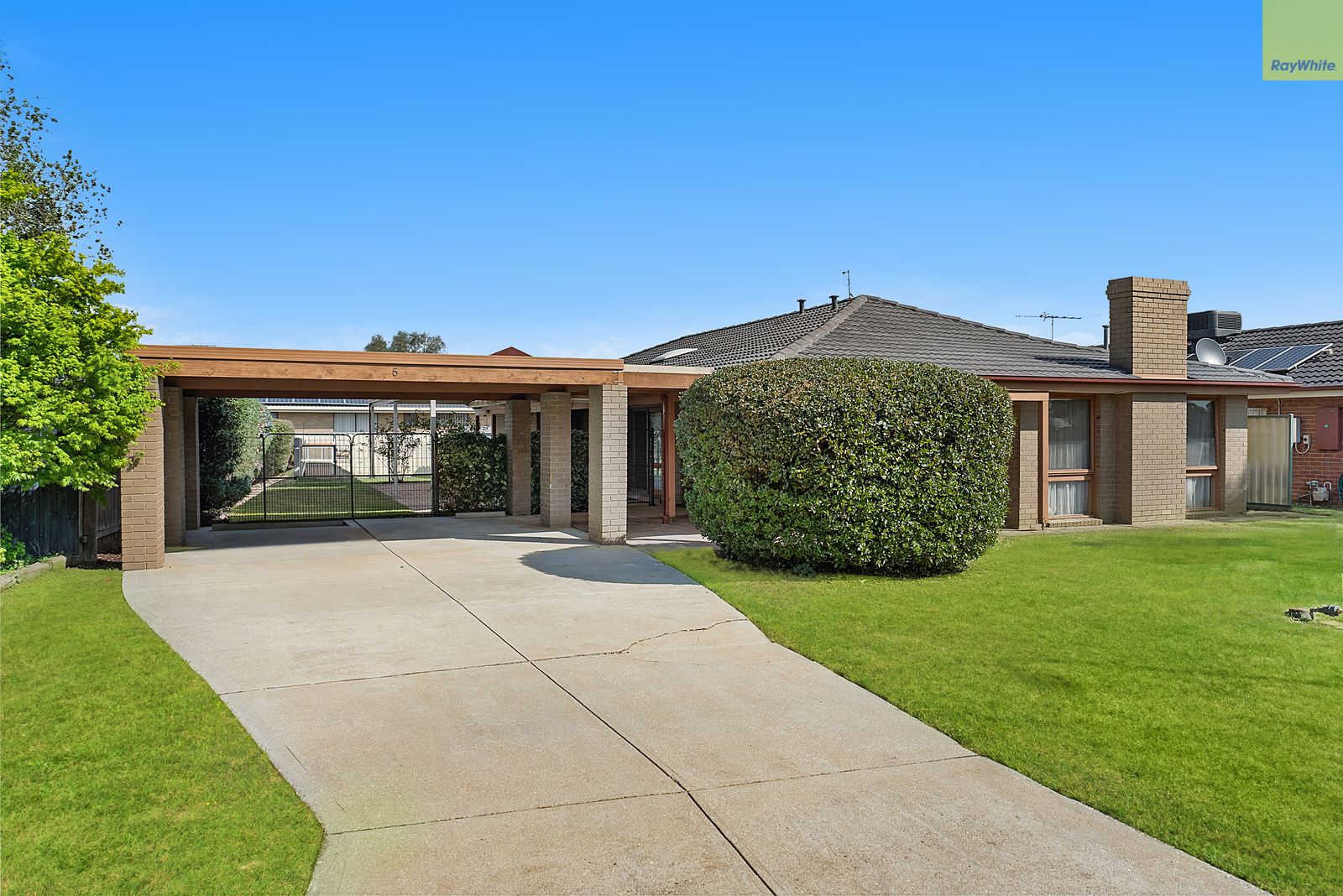 4 bedrooms House in 5 Campaspe Crescent BROOKFIELD VIC, 3338