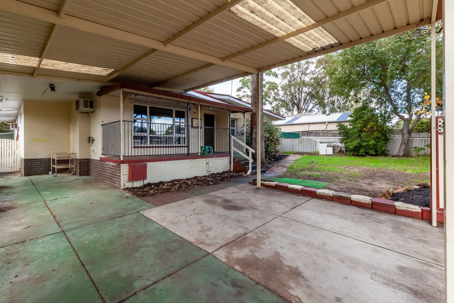 6 bedrooms House in 29 Waltham Rd ARMADALE WA, 6112
