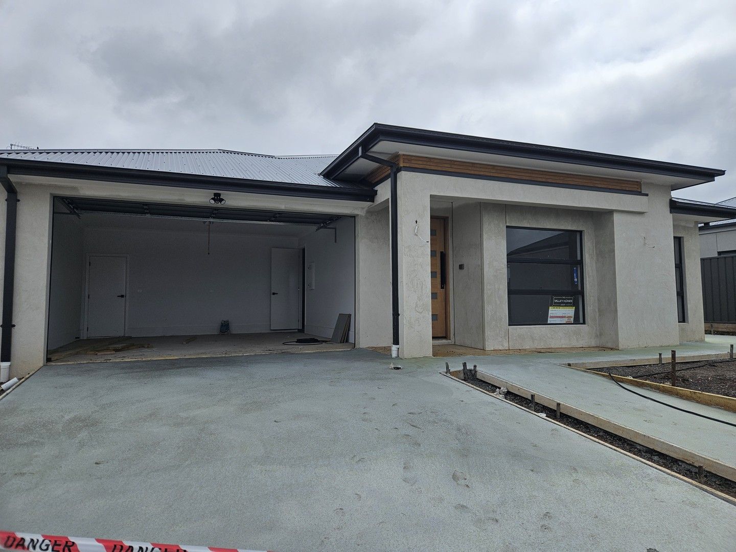 4 bedrooms House in 8 Woonan Drive WYNDHAM VALE VIC, 3024