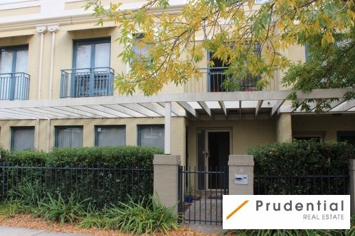 4 bedrooms House in 8 Centennial Drive CAMPBELLTOWN NSW, 2560