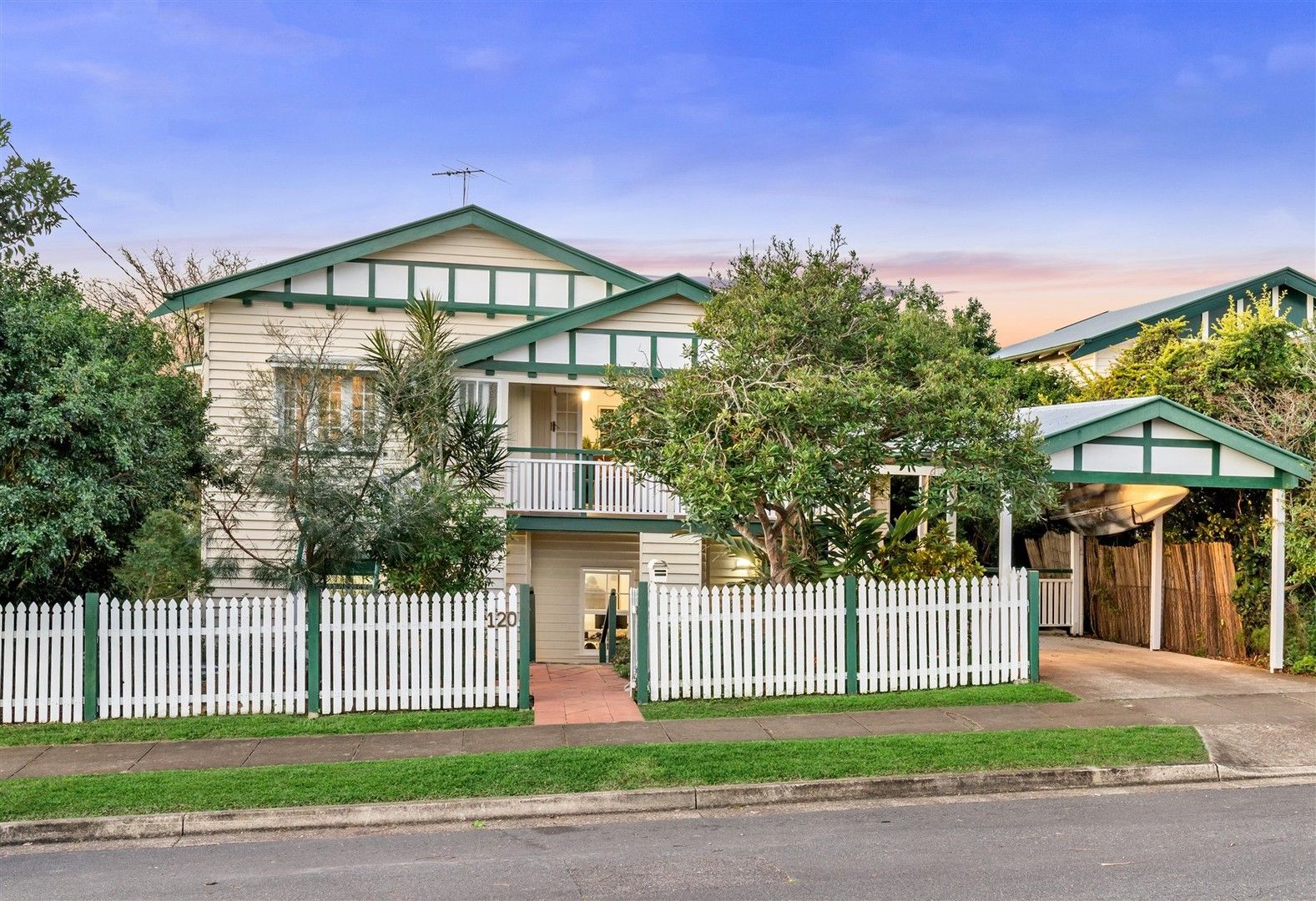 5 bedrooms House in 120 Ferndale Street ANNERLEY QLD, 4103