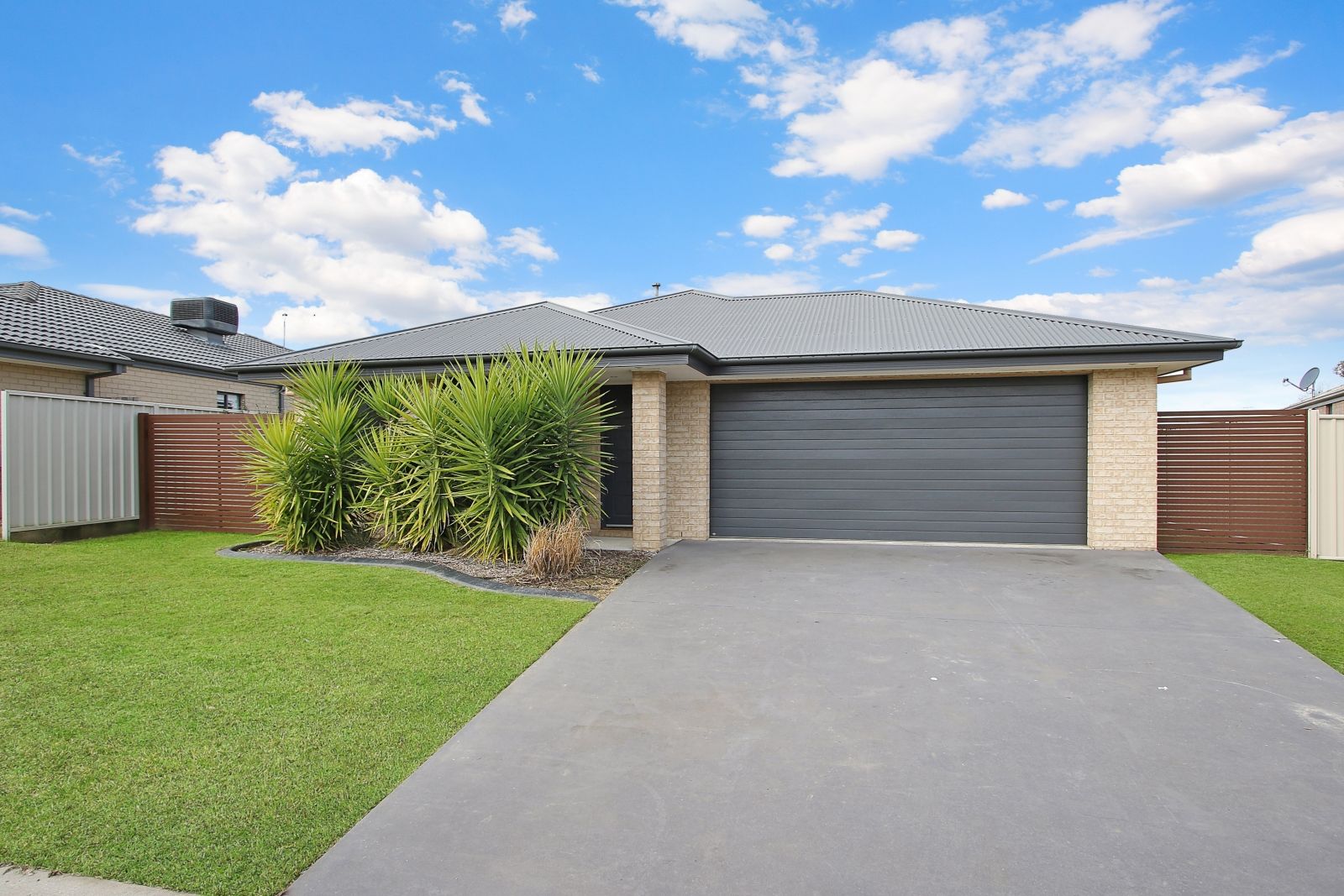 3 bedrooms House in 76 Greta Drive HAMILTON VALLEY NSW, 2641