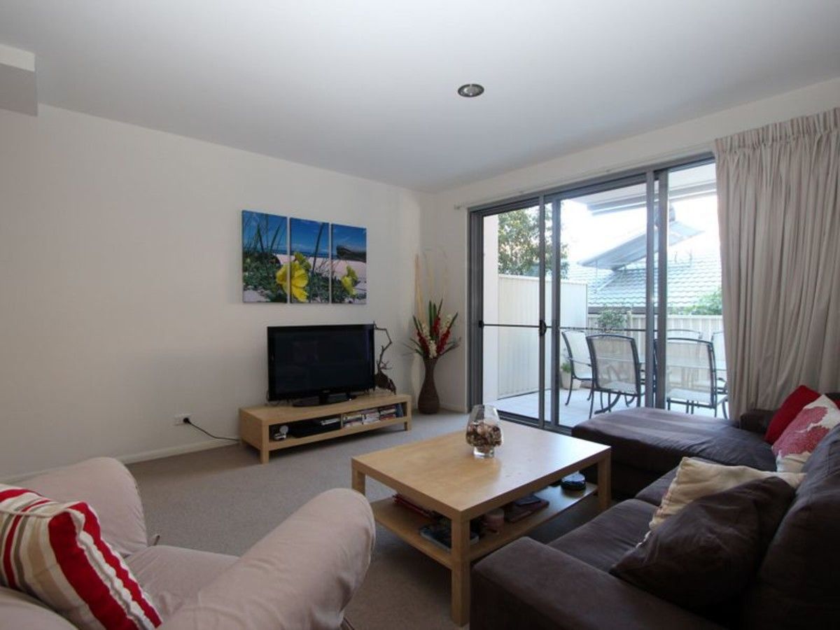 2/2/8-10 Victor Avenue, Paradise Point QLD 4216, Image 1
