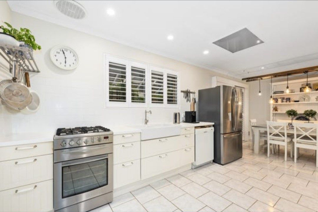 5 bedrooms House in 6 Angorra Road MOUNT NASURA WA, 6112