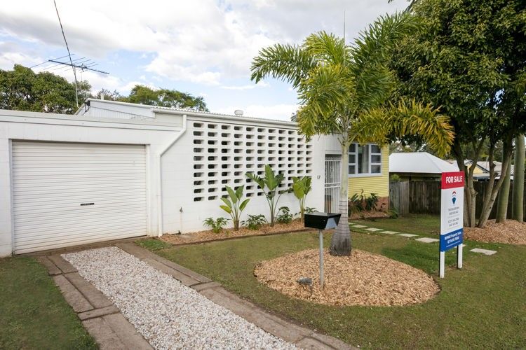 4 bedrooms House in 17 Hillcrest Avenue NAMBOUR QLD, 4560