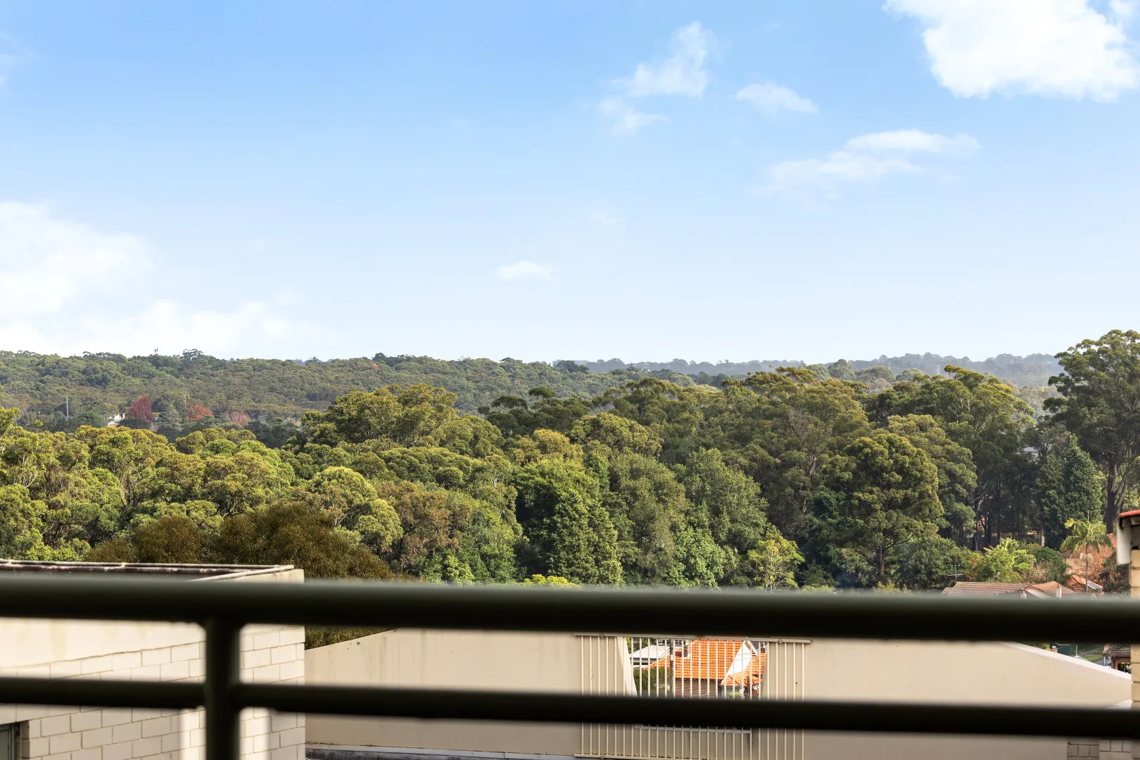 Elevated skyline living, resort-style facilities, walk anywhere convenience – pohled 3