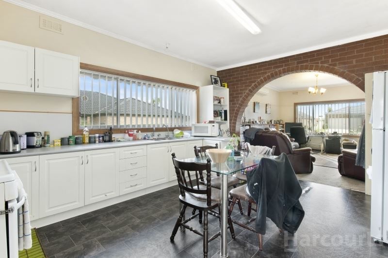 6 Horwood Drive, Mount Clear VIC 3350, Image 2