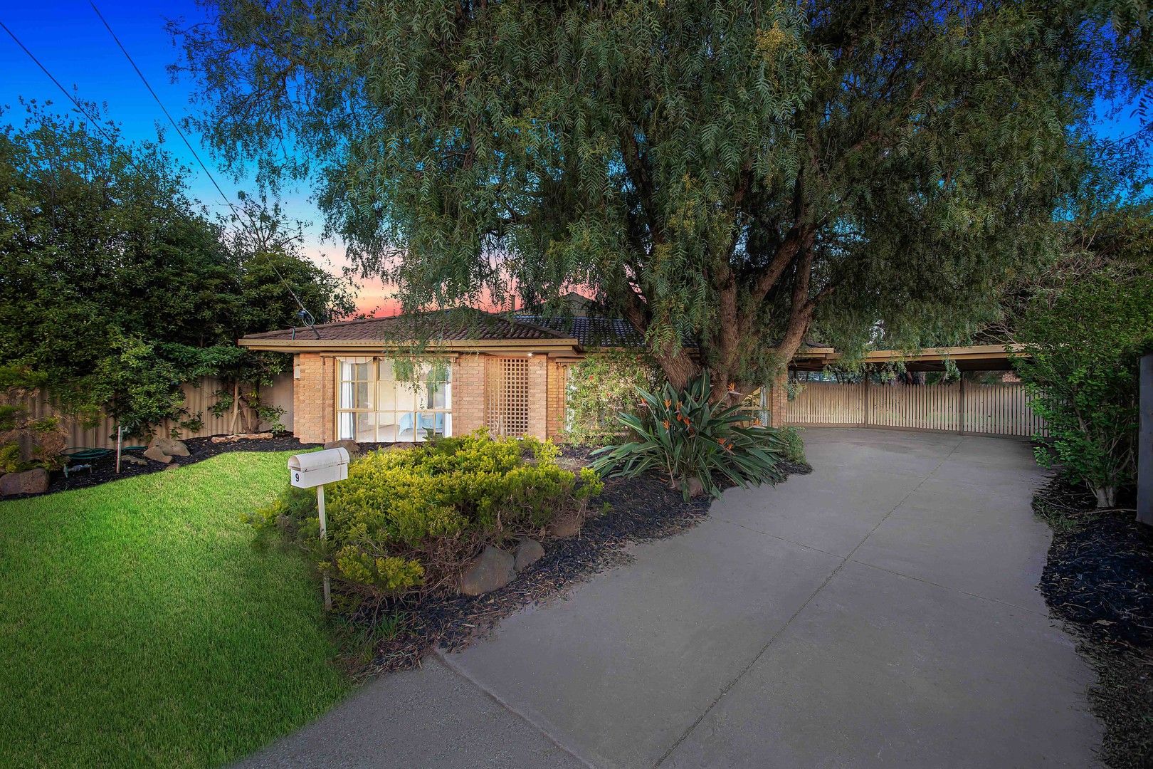 9 Lomond Court, Werribee VIC 3030 Domain