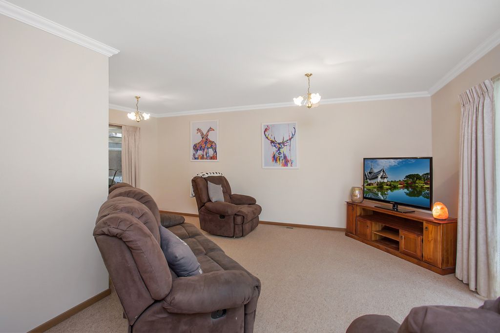 10 Scoresby Street, Hamilton VIC 3300, Image 2