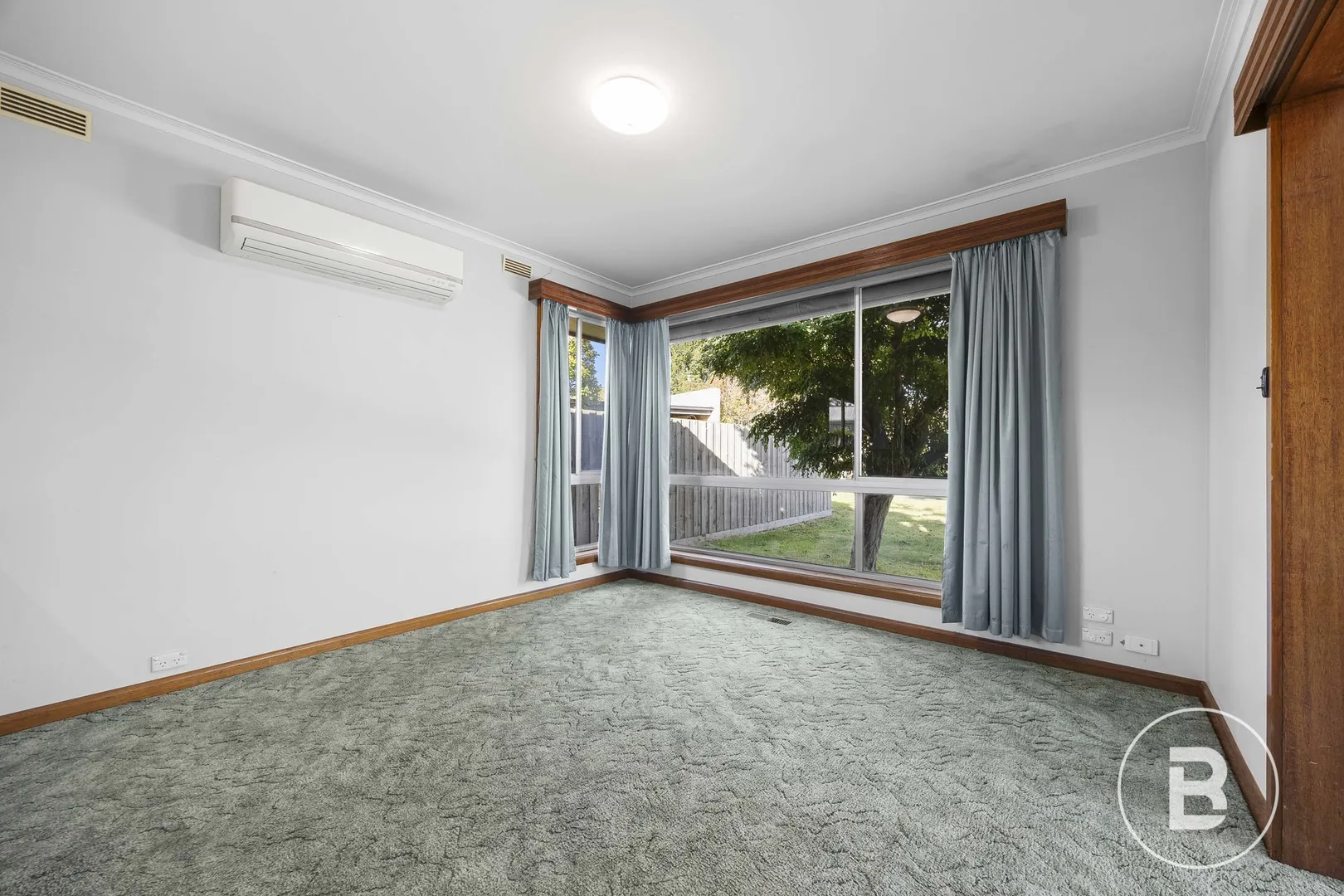 FOUR BEDROOM BRICK HOME BETWEEN LAKE AND BALLARAT GRAMMAR - More