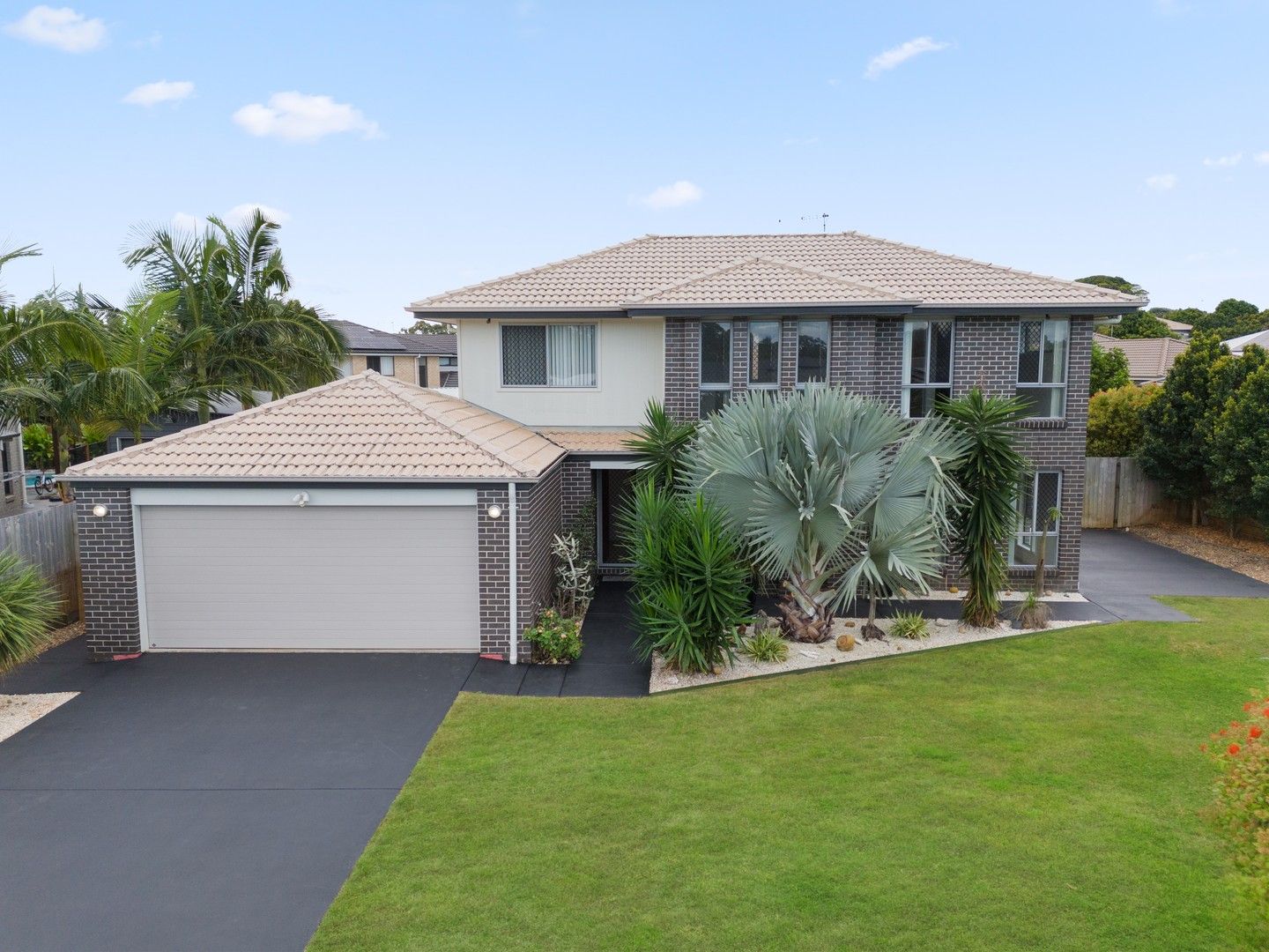 5 bedrooms House in 16 Beverley Court REDLAND BAY QLD, 4165