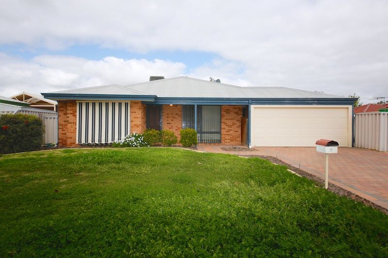 4 bedrooms House in 7 St Elias Place CAVERSHAM WA, 6055