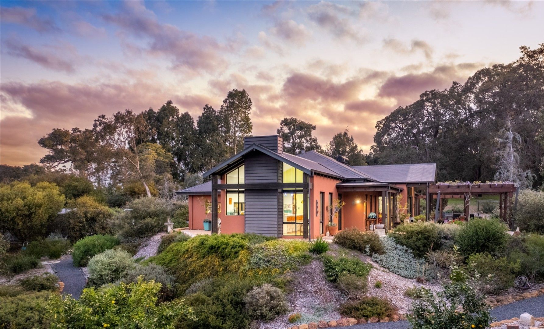 4 bedrooms House in 16 Hebrides Close QUINDALUP WA, 6281