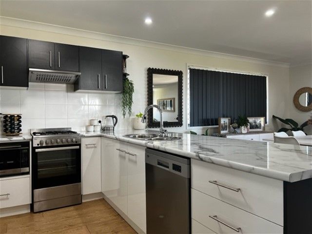 18 Hustons Place, Pirrinuan QLD 4405, Image 1