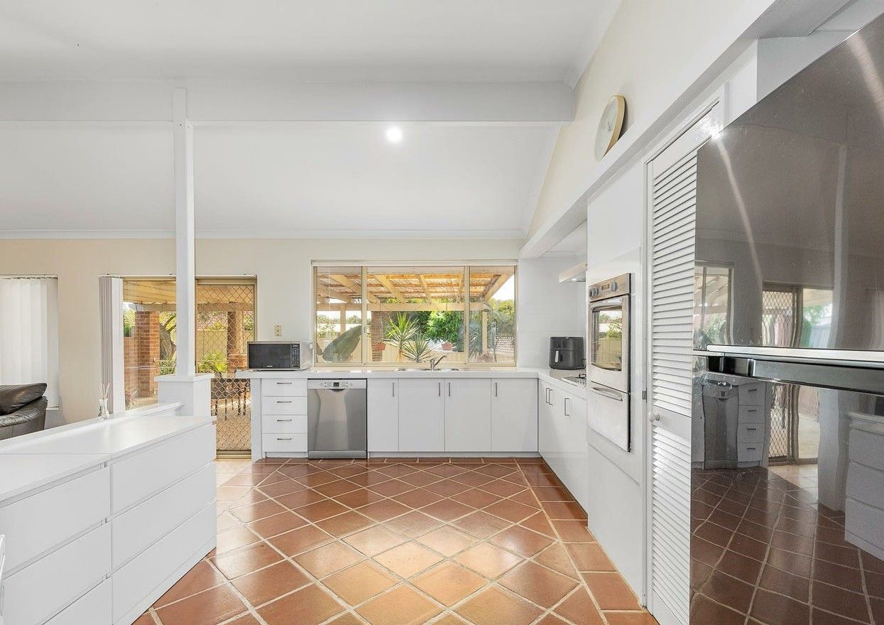 4 bedrooms House in 10 Dillon Glade JOONDALUP WA, 6027