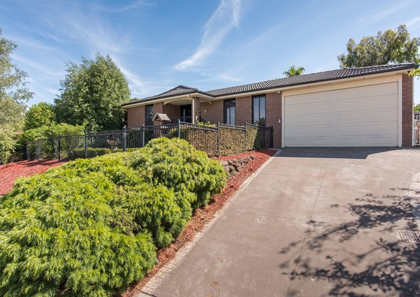 27 Autumn Grove, Mooroolbark VIC 3138