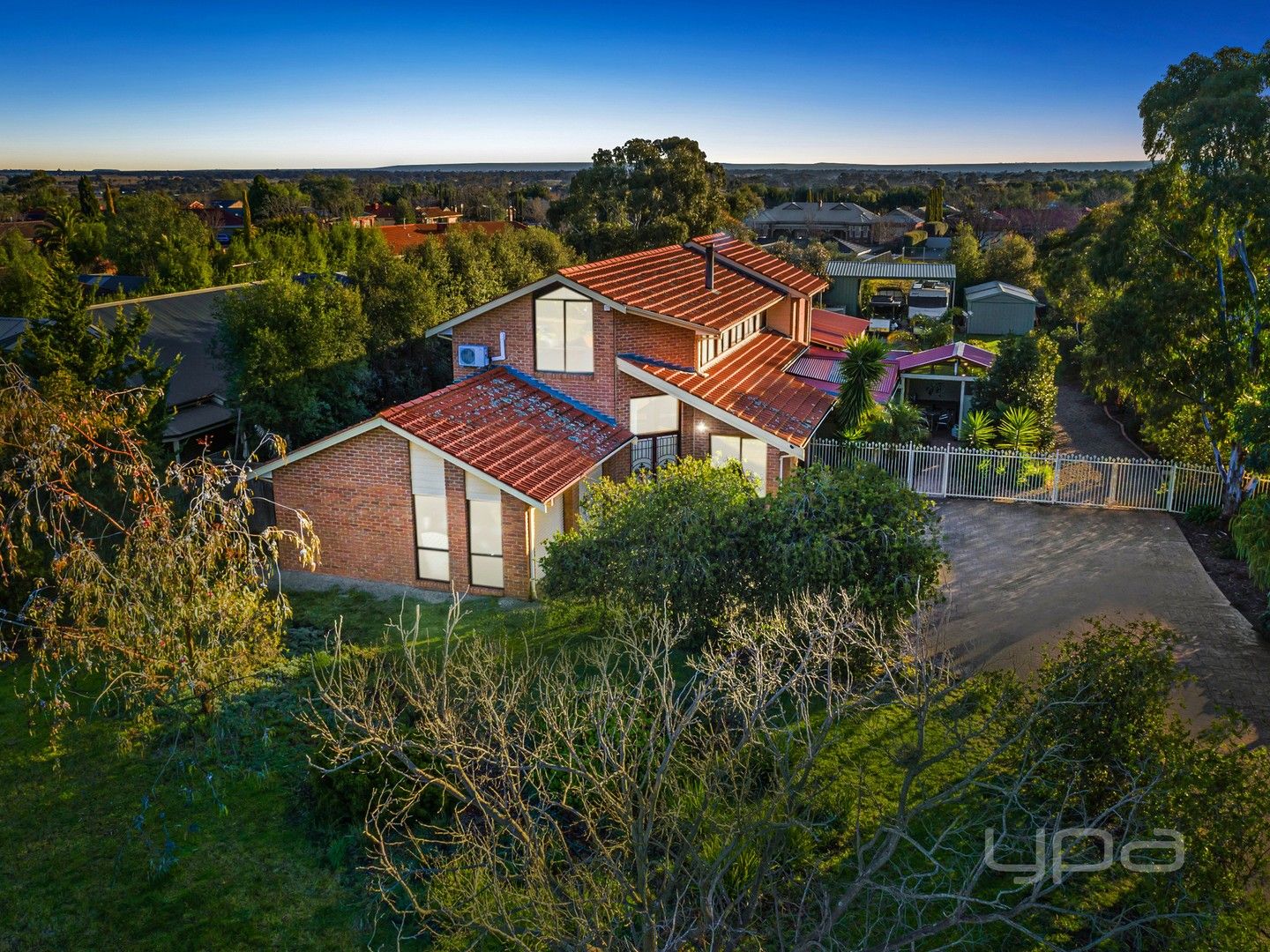 4 bedrooms House in 23 Maplewood Close BROOKFIELD VIC, 3338