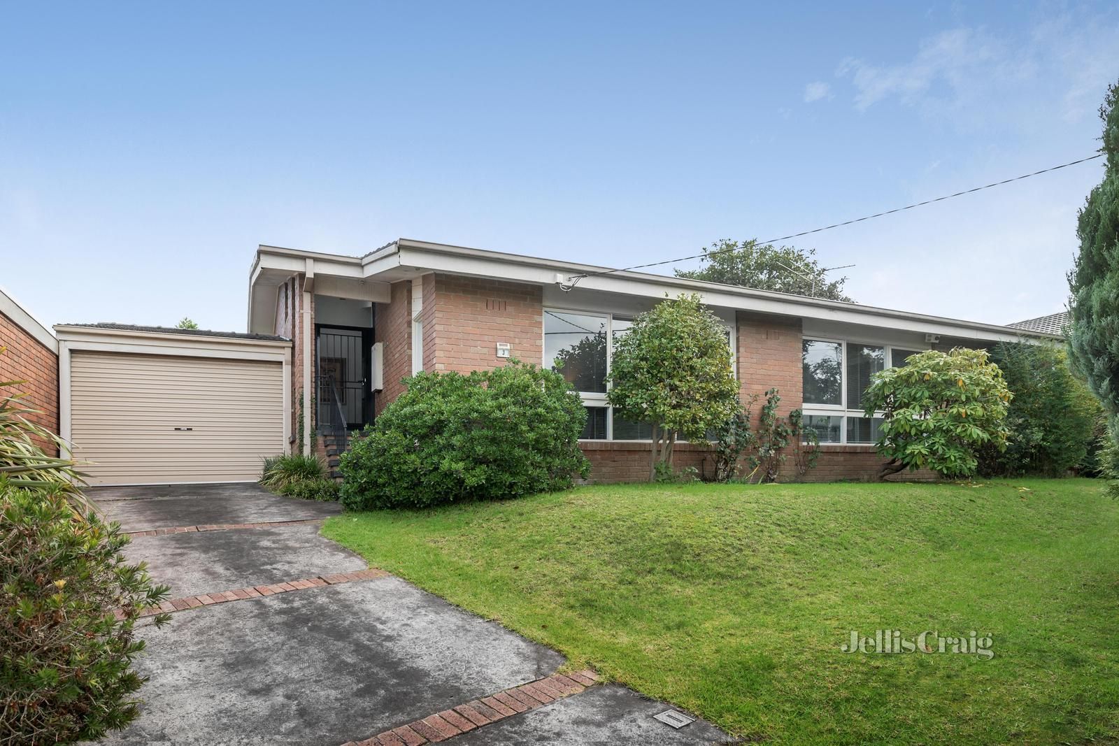 3 bedrooms House in 3 Guinevere Parade GLEN WAVERLEY VIC, 3150