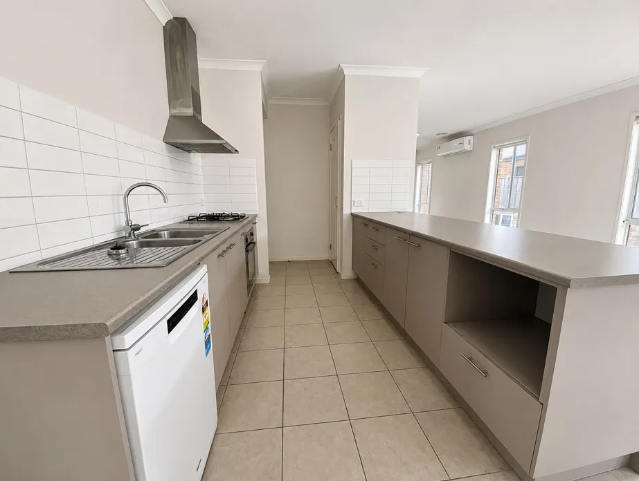 SPACIOUS FAMILY HOME WITH MODERN COMFORTS | GREAT LOCATION - Widok 2