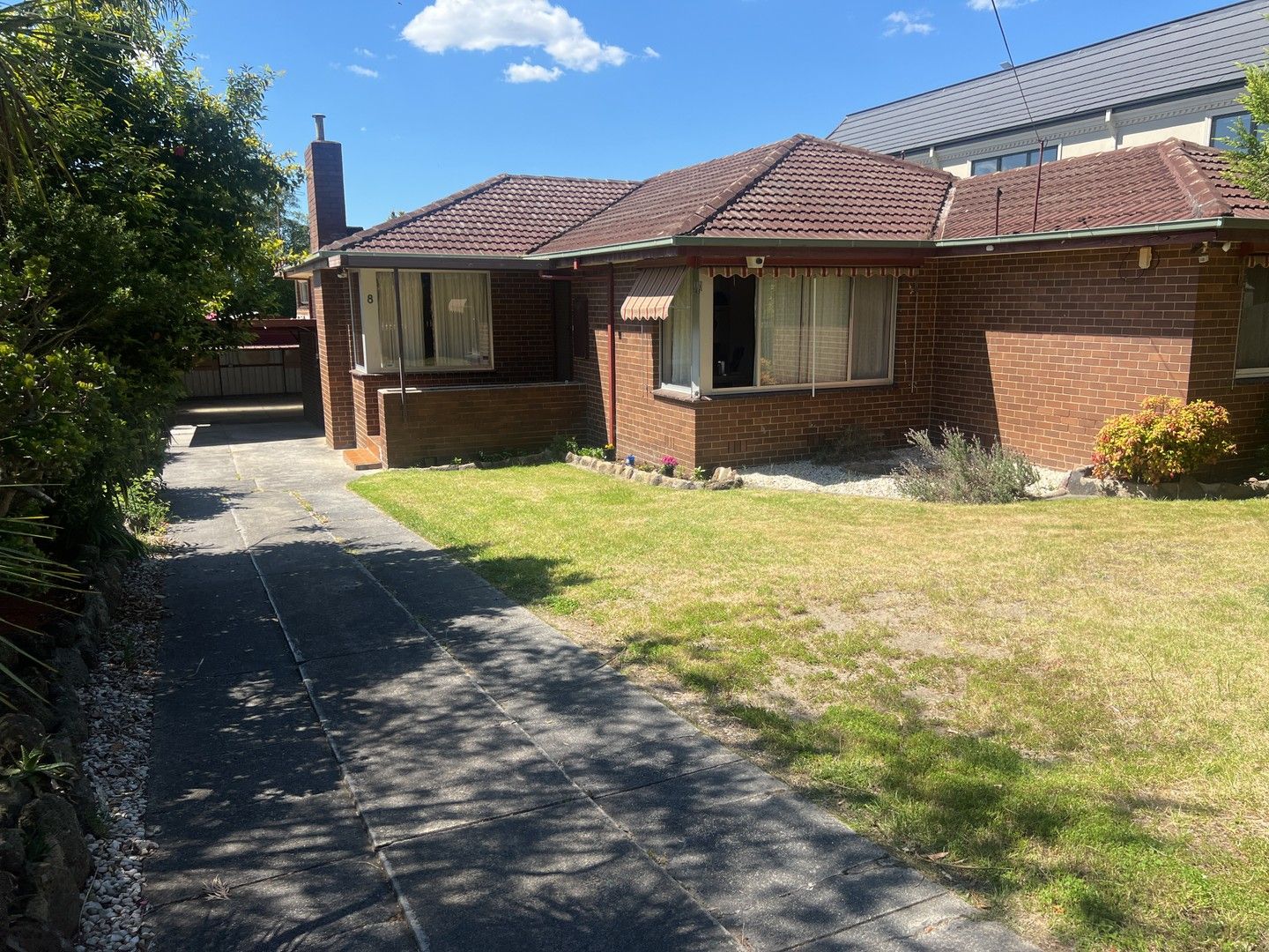 4 bedrooms House in 8 Compton Street GLEN WAVERLEY VIC, 3150