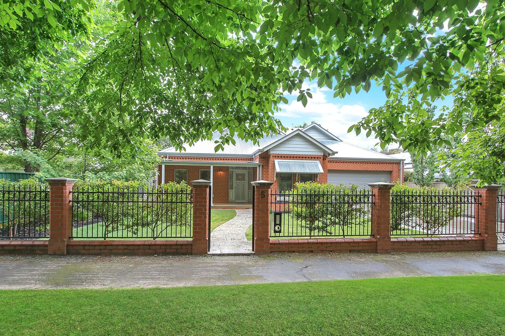 5 bedrooms House in 5 Cecil Street BENALLA VIC, 3672