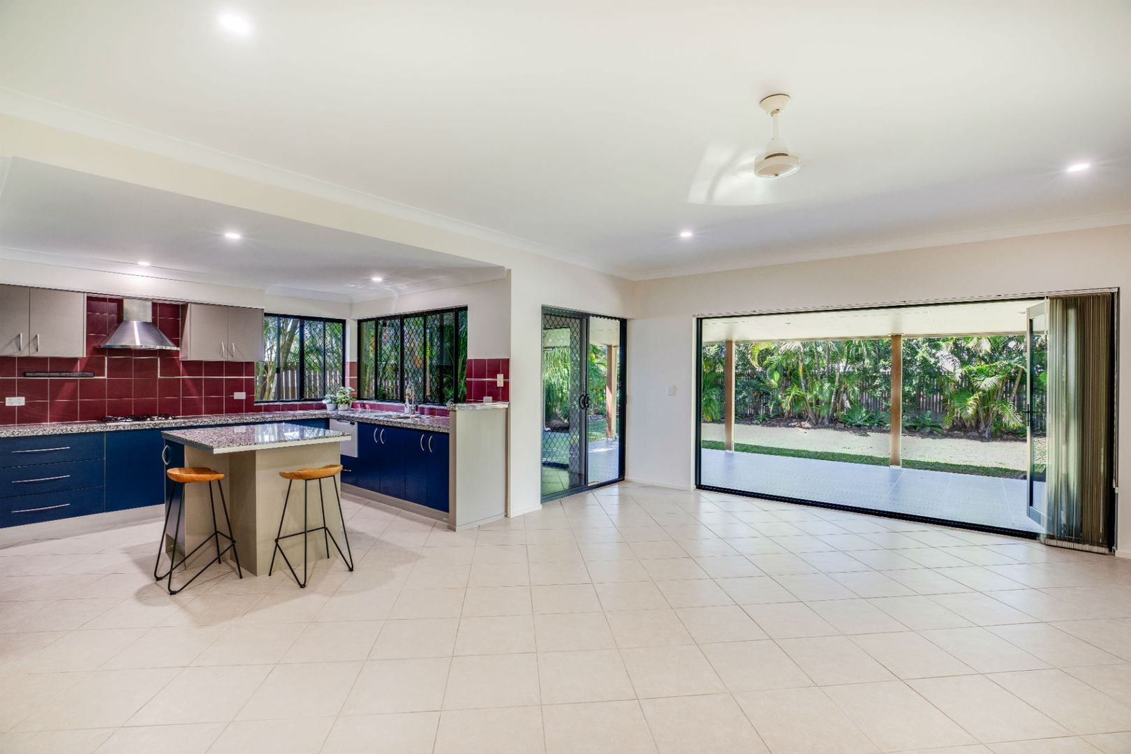 5 Shelley Cl, Cannonvale QLD 4802, Image 2