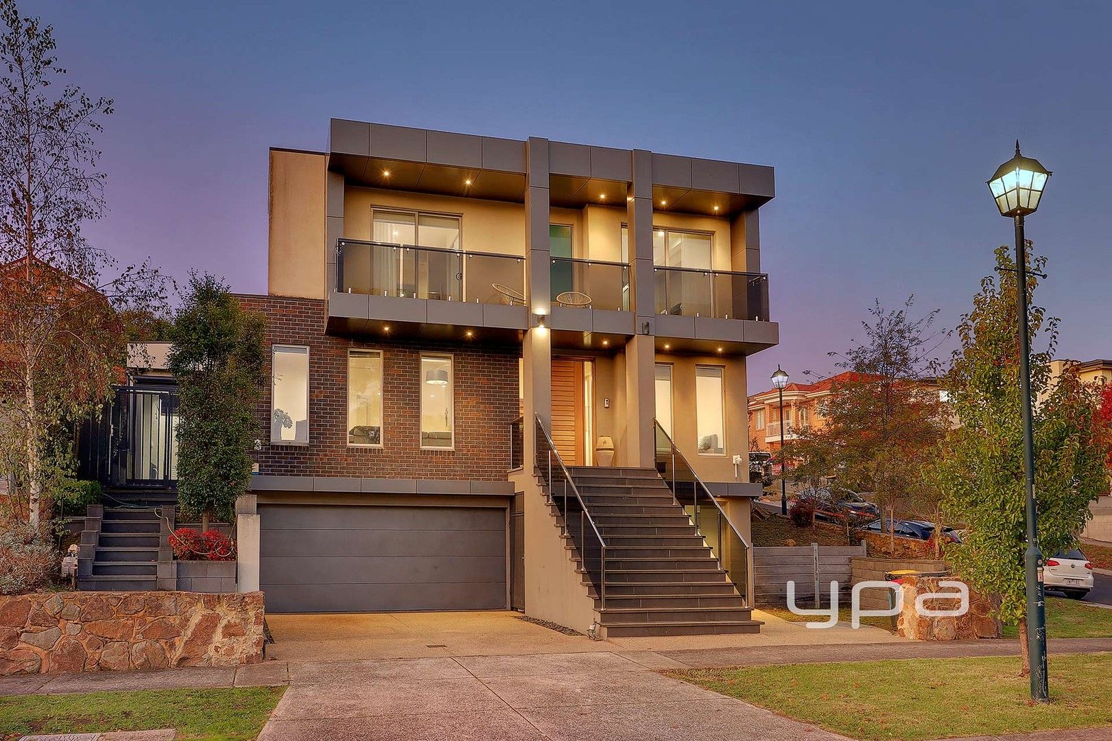 5 bedrooms House in 6 Clare Boulevard GREENVALE VIC, 3059