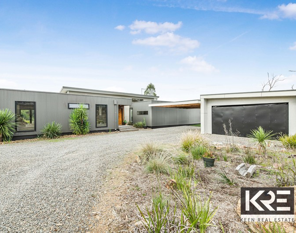 2 Uplands Road, Yarra Glen VIC 3775