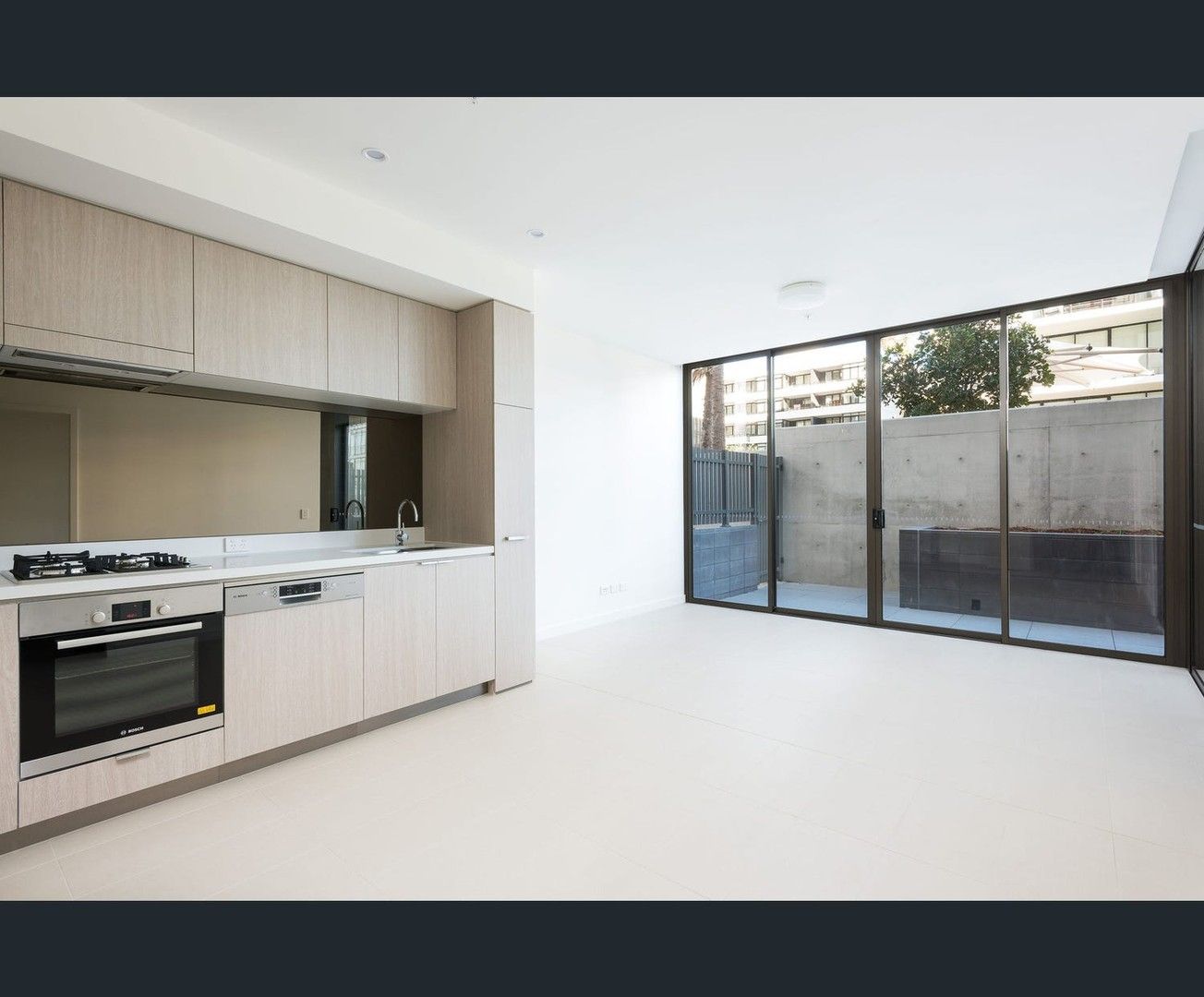 1 bedrooms Apartment / Unit / Flat in 101/3 Foreshore Boulevard WOOLOOWARE NSW, 2230