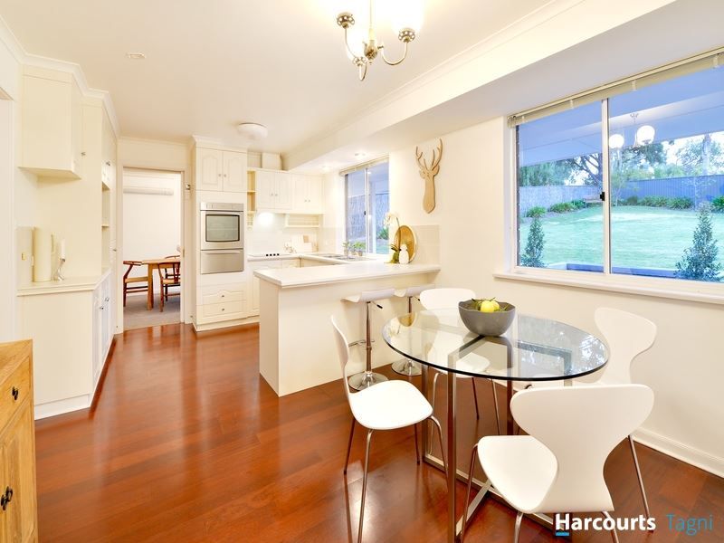 7 Brookside Walk, Aberfoyle Park SA 5159, Image 2