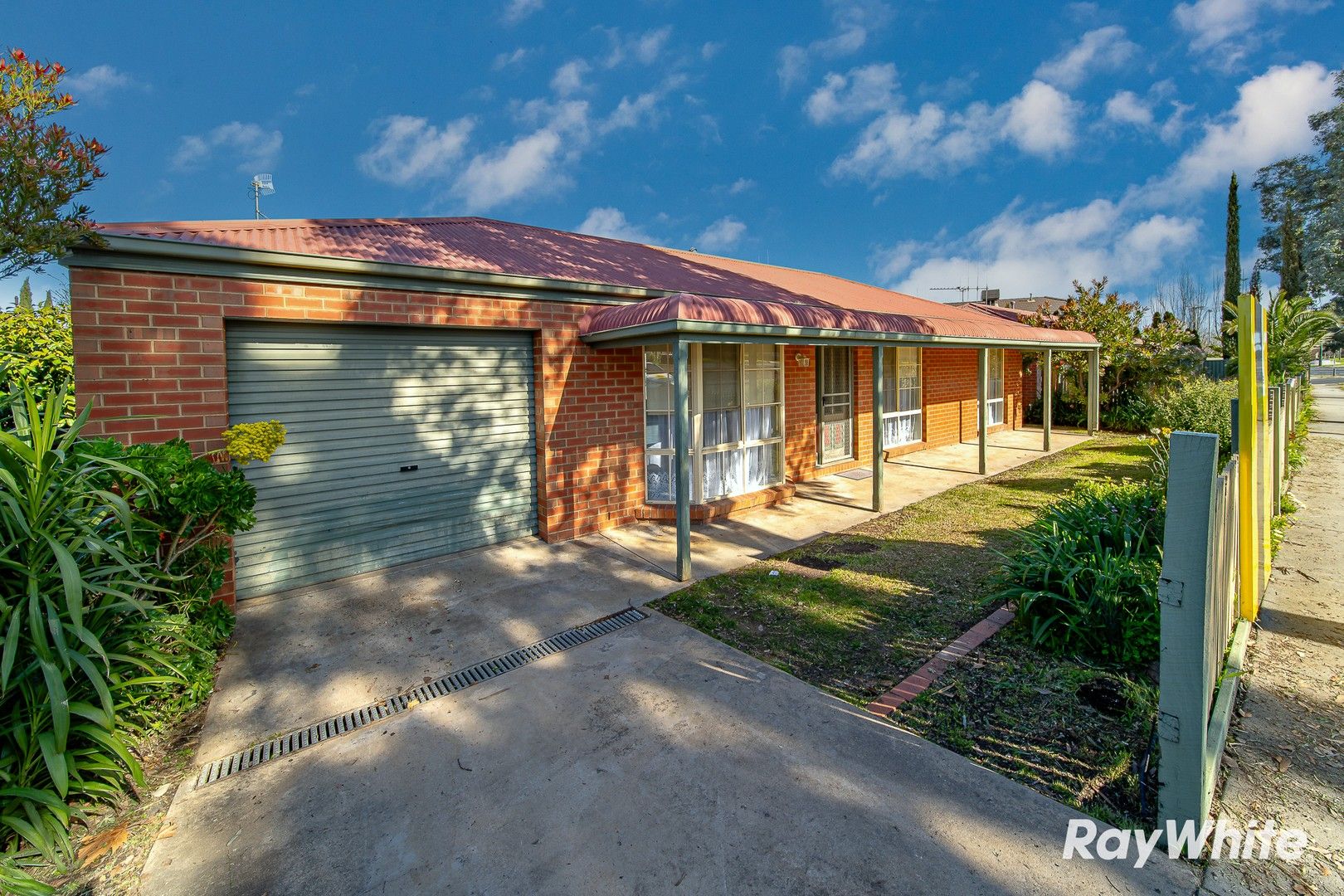 2 bedrooms House in 64 Condon Street KENNINGTON VIC, 3550