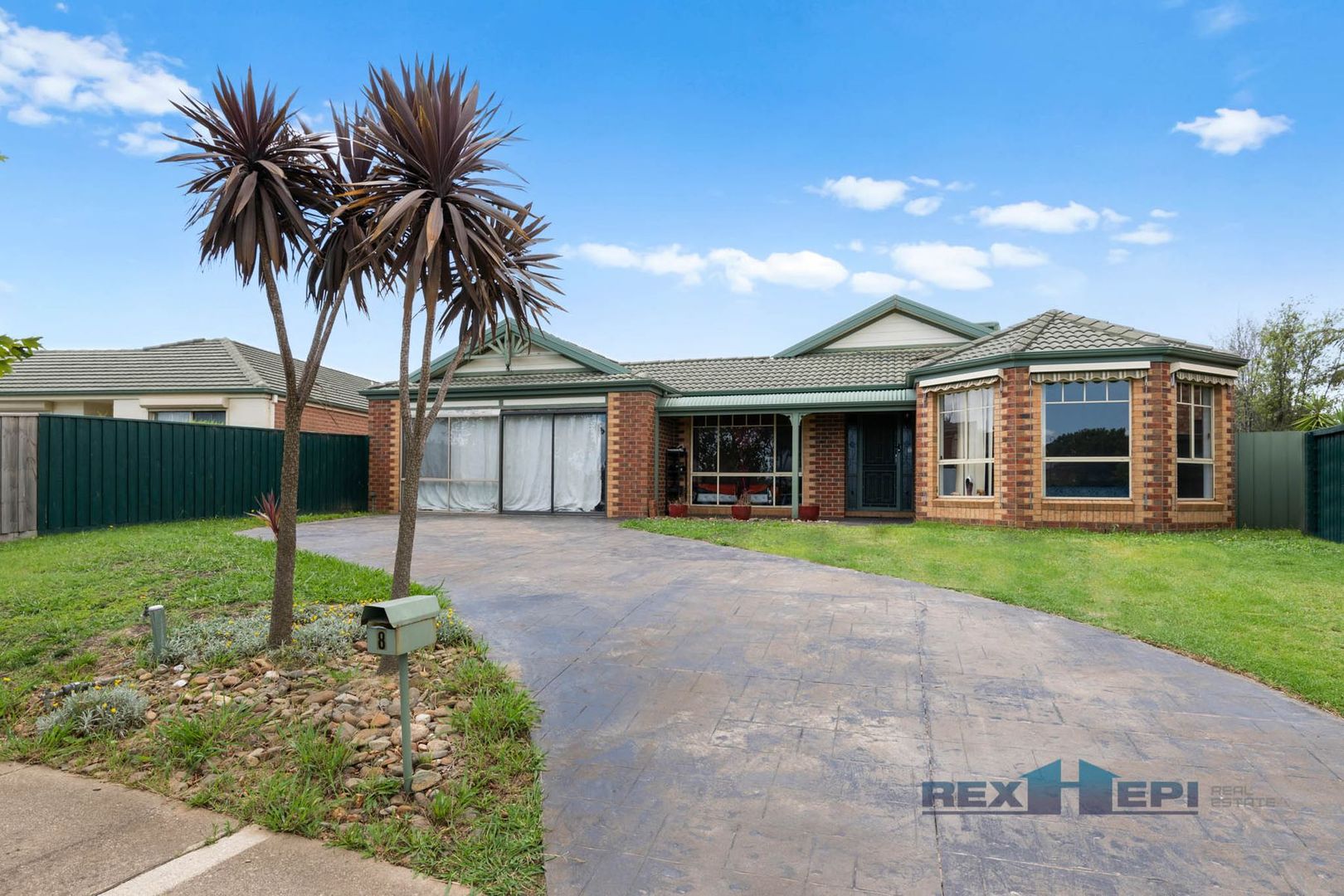 8 Sherwood Road, Narre Warren South VIC 3805