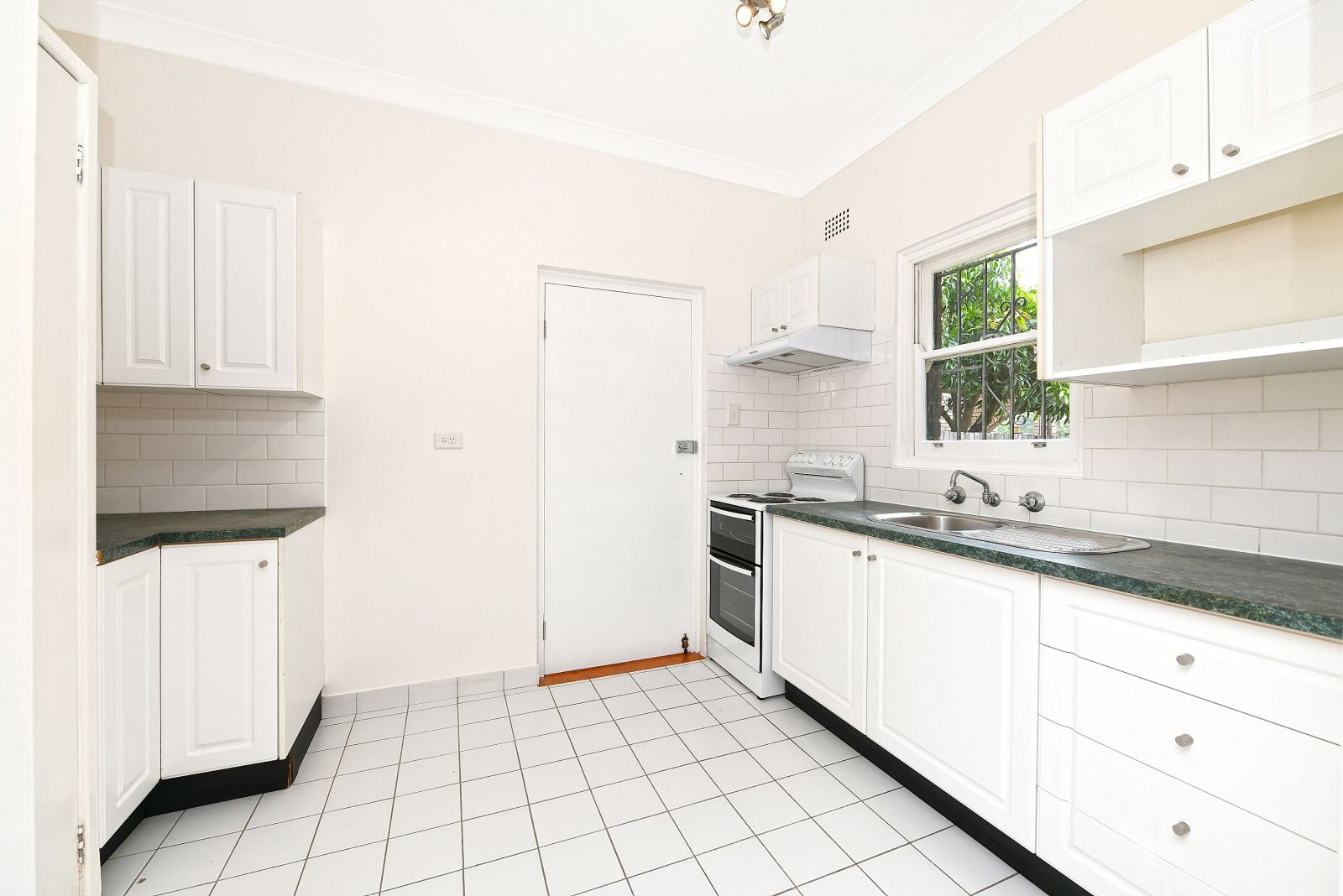 7 Prince Place Lake Albert Nsw 2650 Domain