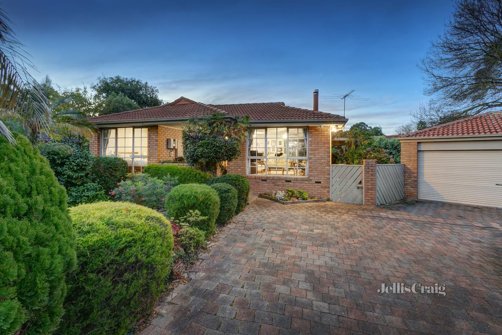 10 Oakbank Court, Mooroolbark VIC 3138, Image 0