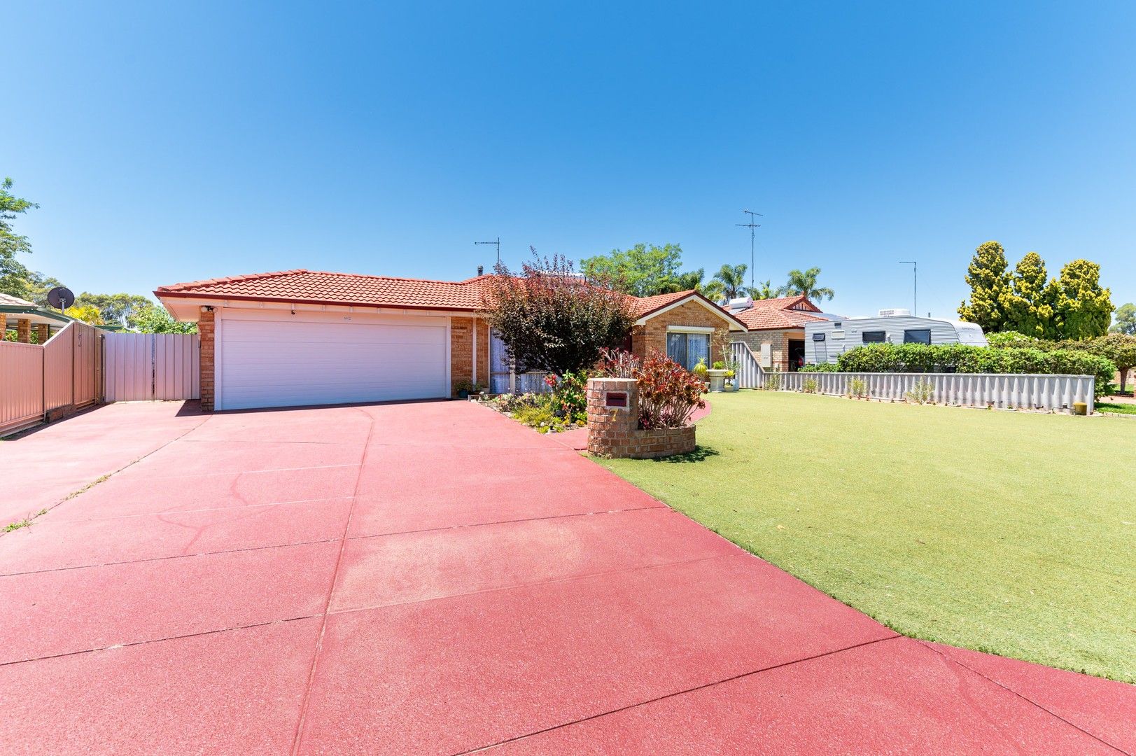 4 bedrooms House in 7 St James Place GREENFIELDS WA, 6210